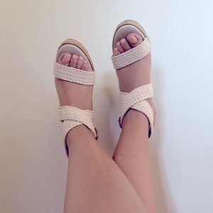 COPY - Dana Buchman 4” Espadrilles Sandals Beige with Gold Buckle Used Good Con…